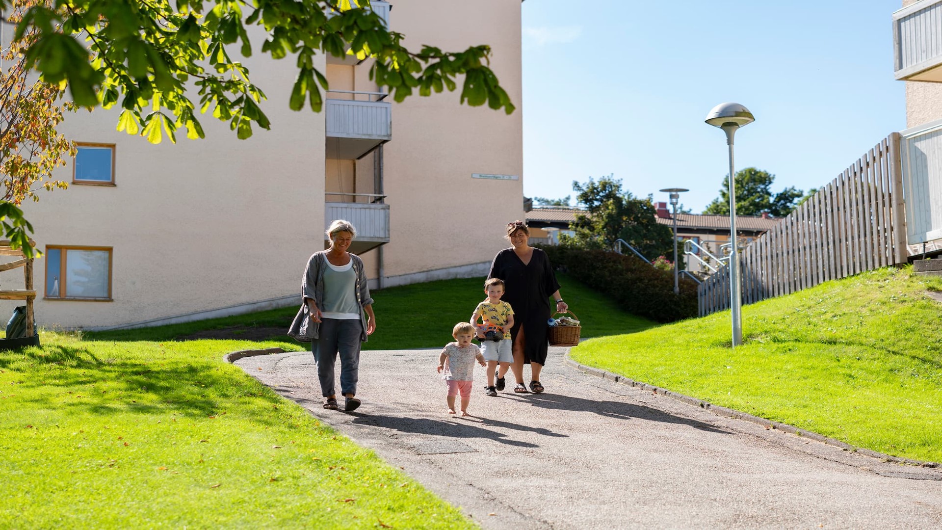 Bisittarevägen, hyresgäster som går
