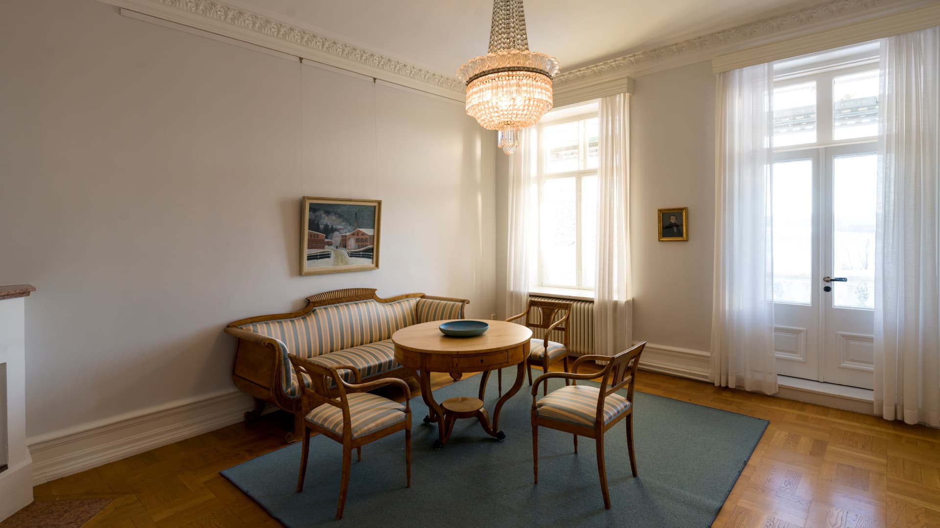 Rum möblerat i äldre stil.