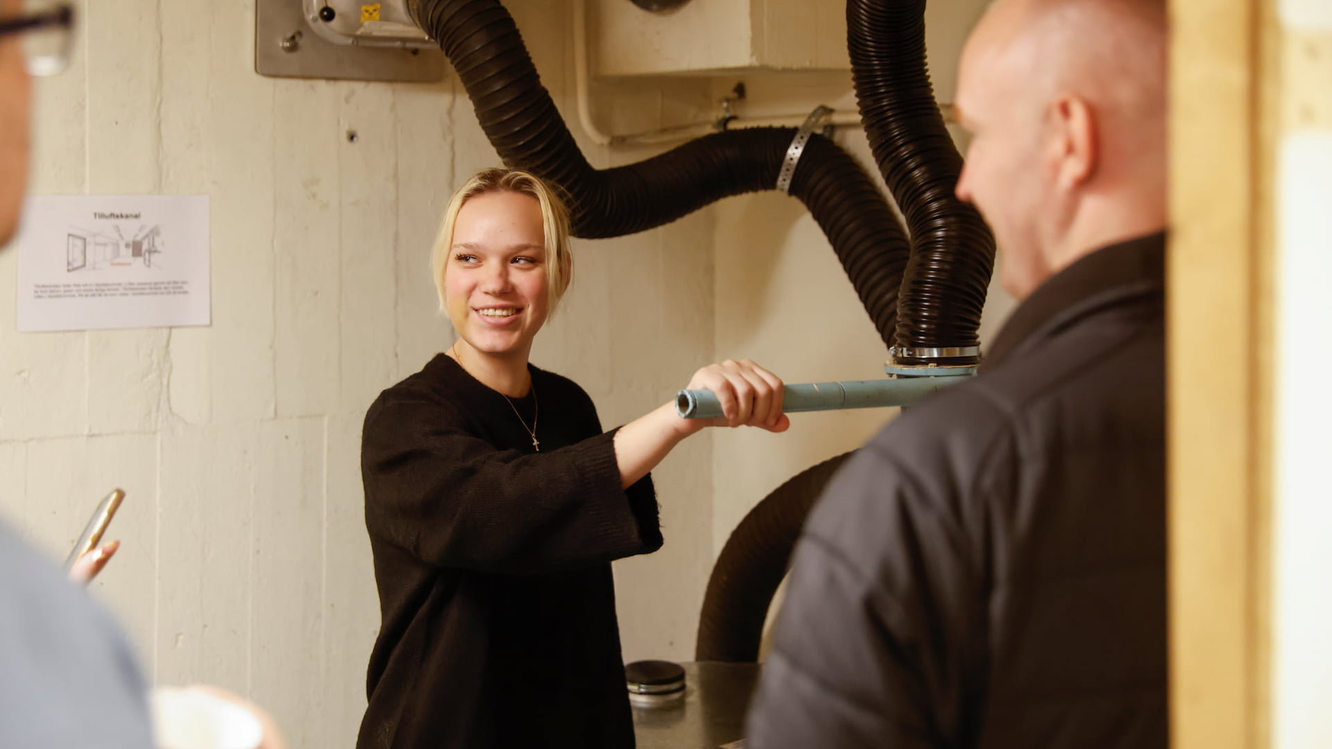 Person som vevar på ventilation i skyddsrum.