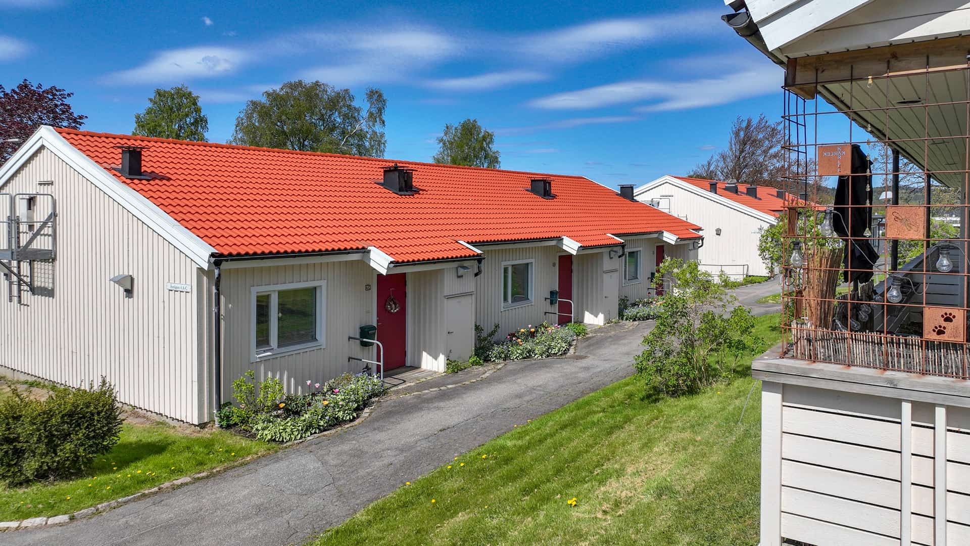 Åsvägen, radhus med liten uteplats framför