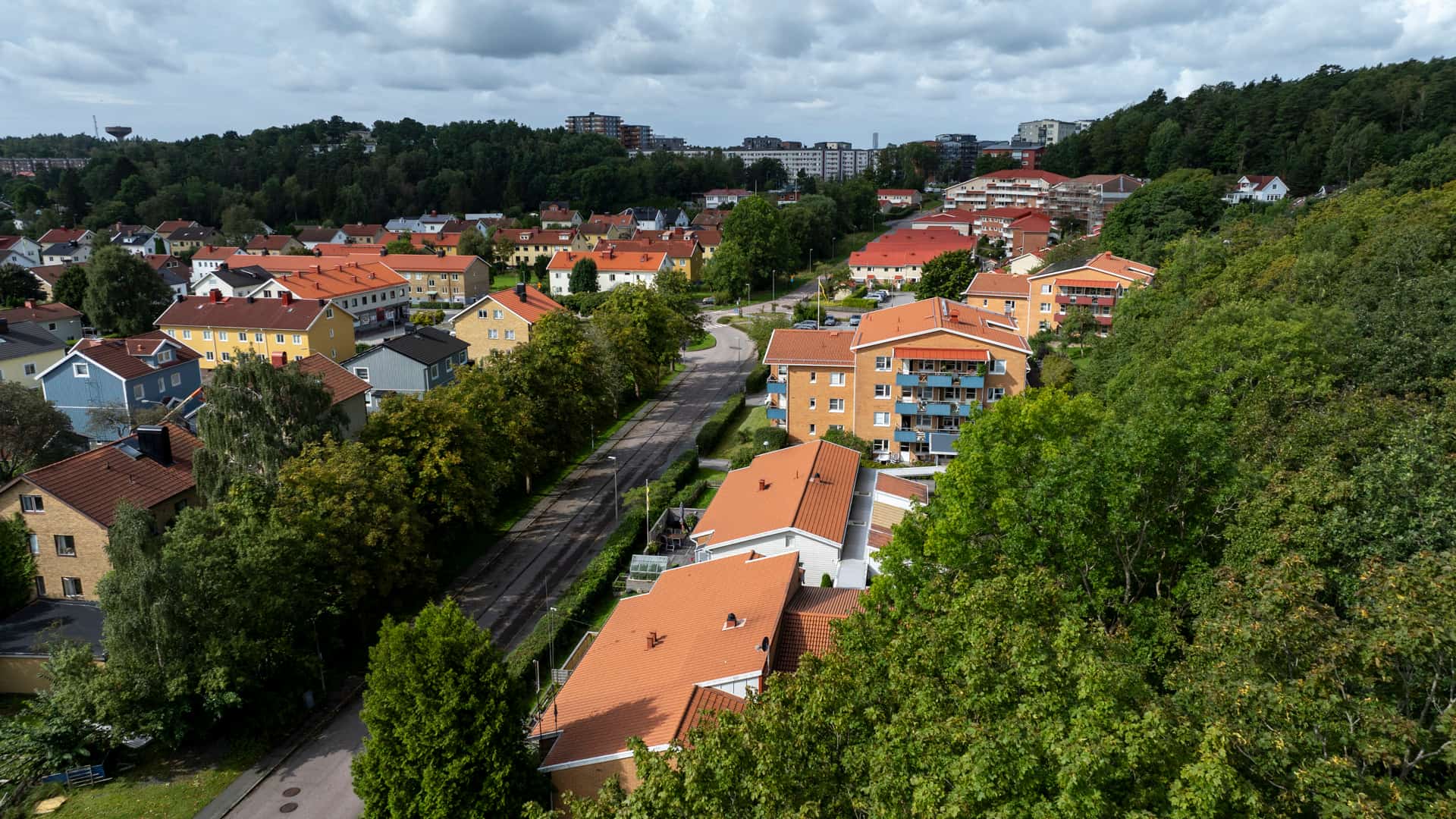 Bostadshus Brattåskärrsvägen +55, nära annan bebyggelse